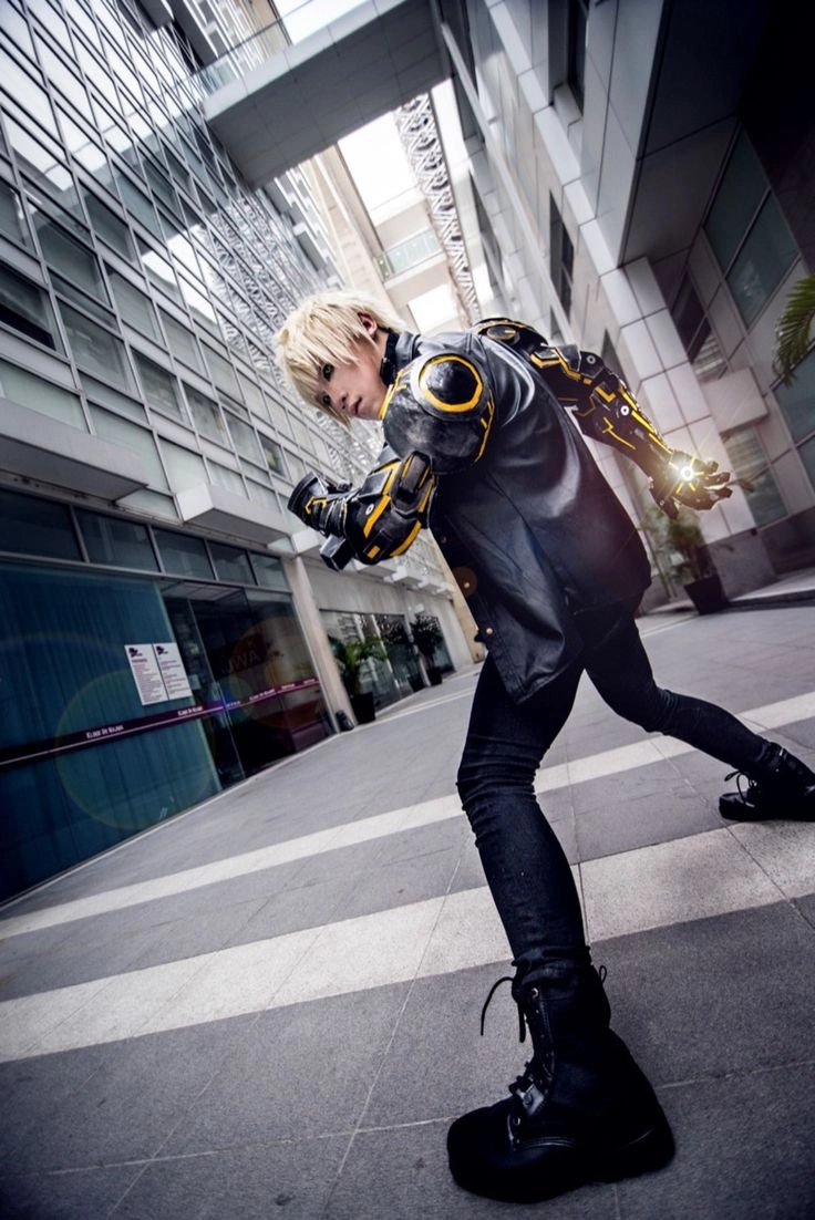 Genos cosplay tạo hình ấn tượng với cánh tay máy và ánh mắt quyết tâm