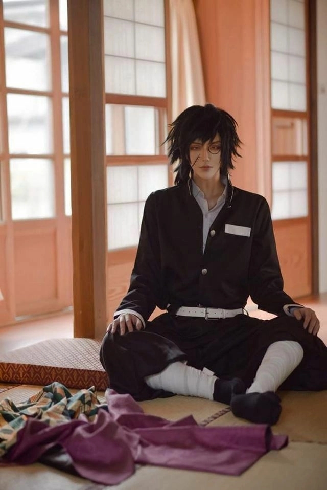 Ảnh Giyuu cosplay chân thực như bước ra từ anime