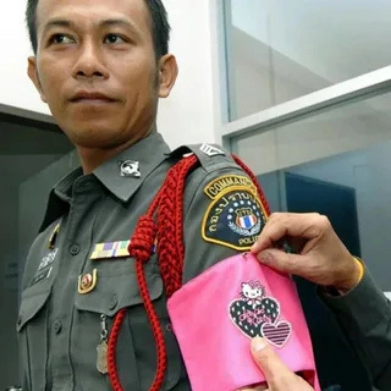 Khi bạn vô tình chào nhầm với Hello police meme