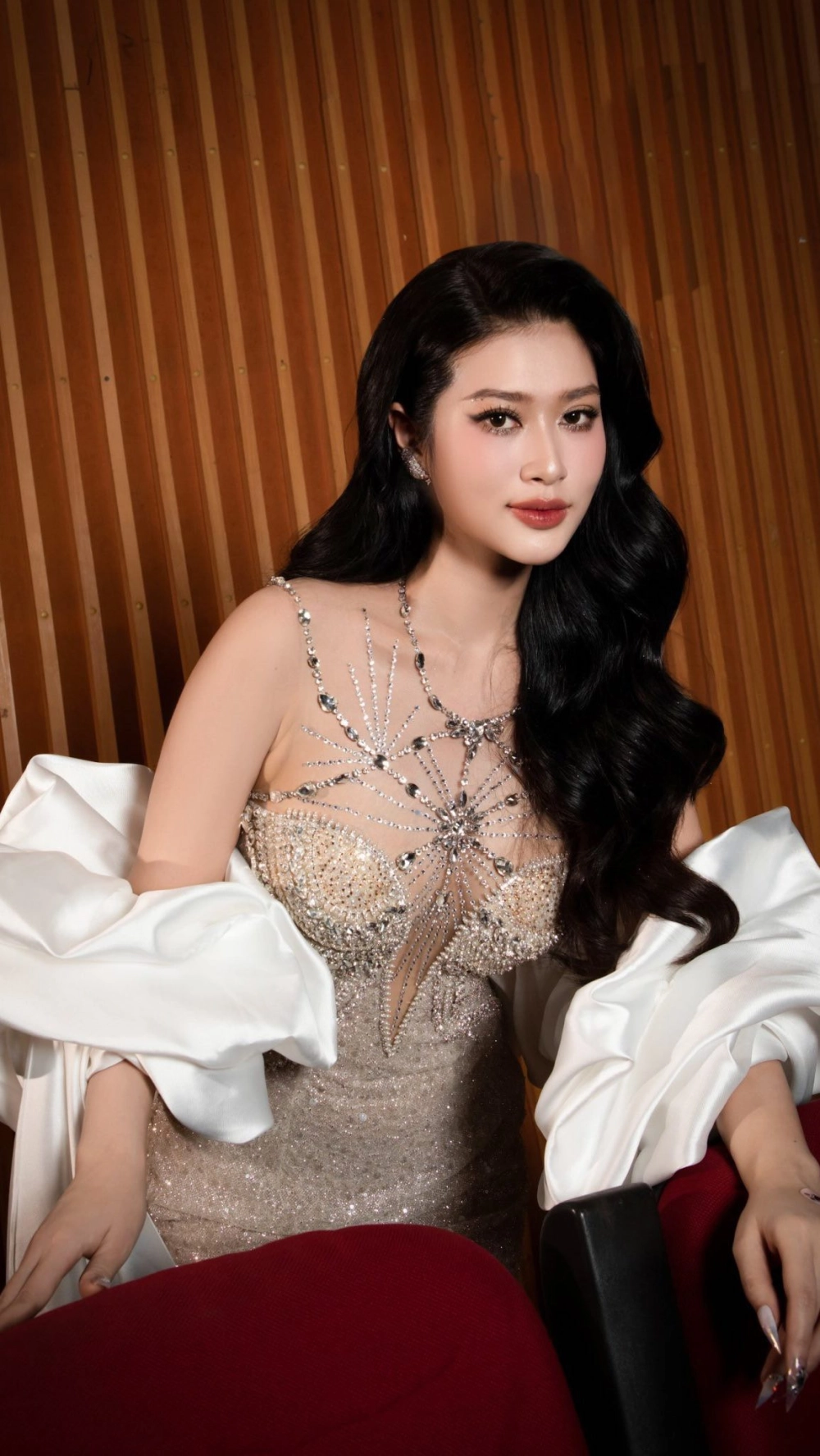 Hoa Hậu Ân luôn nổi bật với vẻ đẹp cuốn hút và phong thái sang trọng