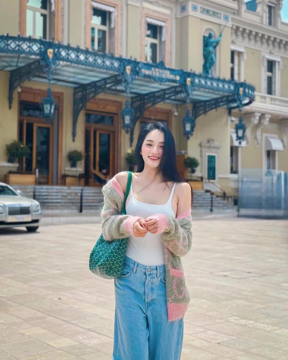 Hình ảnh hoa hậu Hương Giang và Matt Liu tay trong tay đầy hạnh phúc