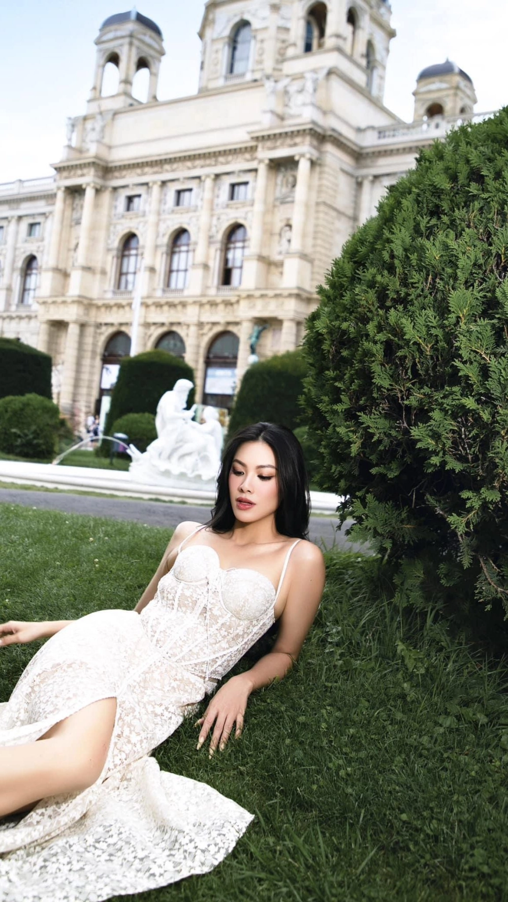 Á hậu kim duyên khoe vẻ đẹp ngọt ngào và quyến rũ tại buổi họp báo quốc tế