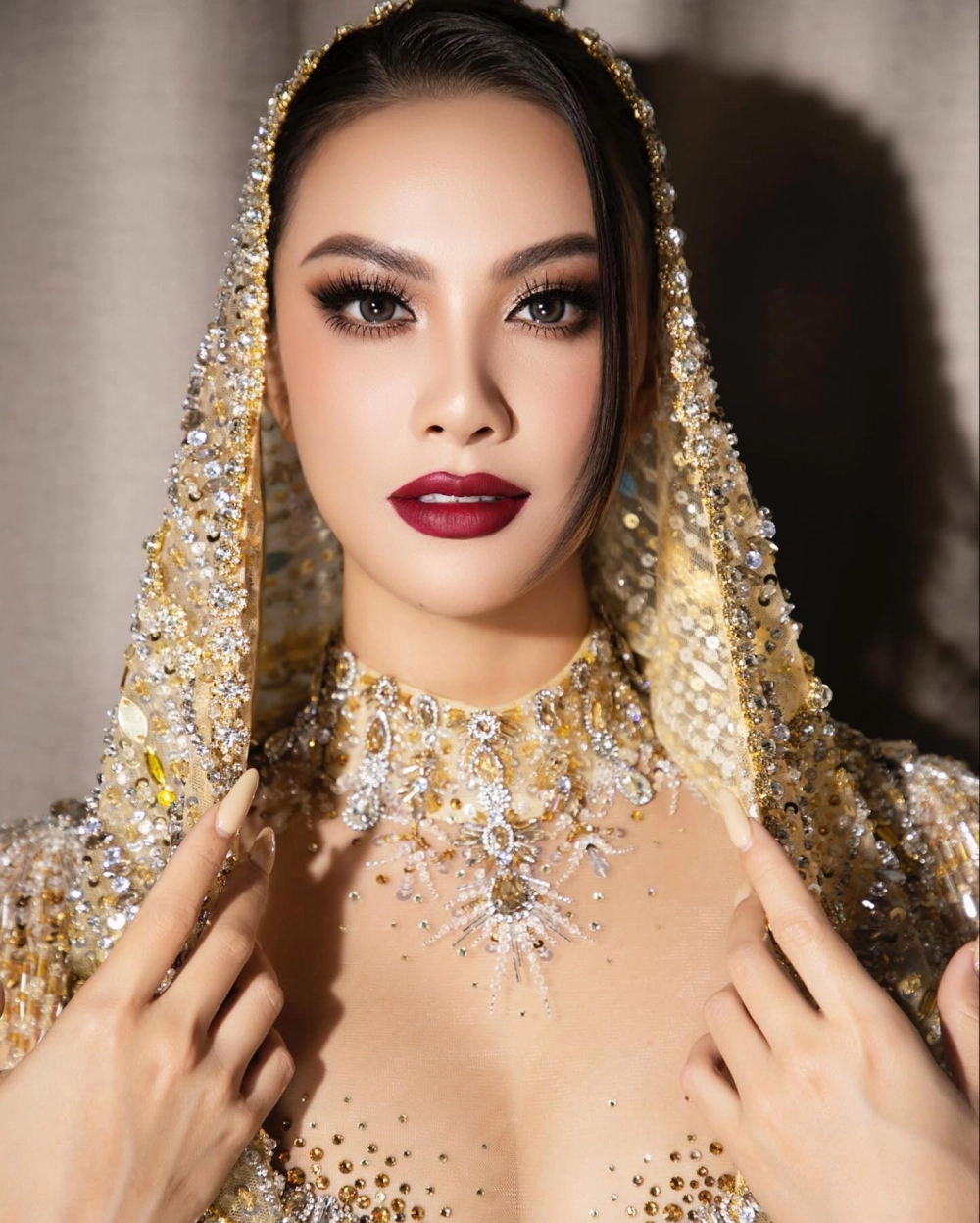 Hoa hậu kim duyên nói tiếng anh lưu loát khi giao lưu cùng bạn bè quốc tế