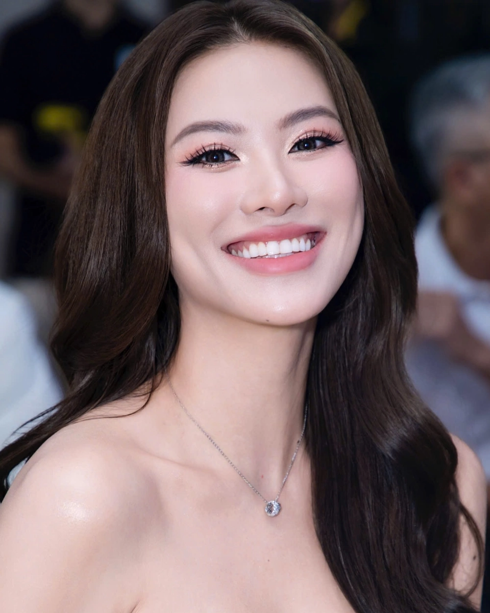Vương miện của á hậu kim duyên lấp lánh nổi bật tại lễ trao giải quốc tế