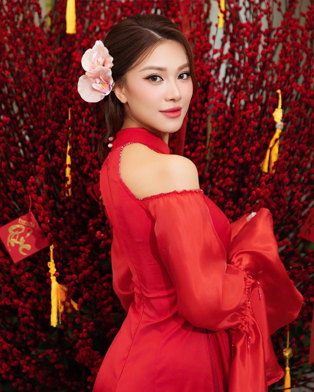Kim duyên dạ hội sang trọng lộng lẫy khoe đường cong quyến rũ đầy cuốn hút