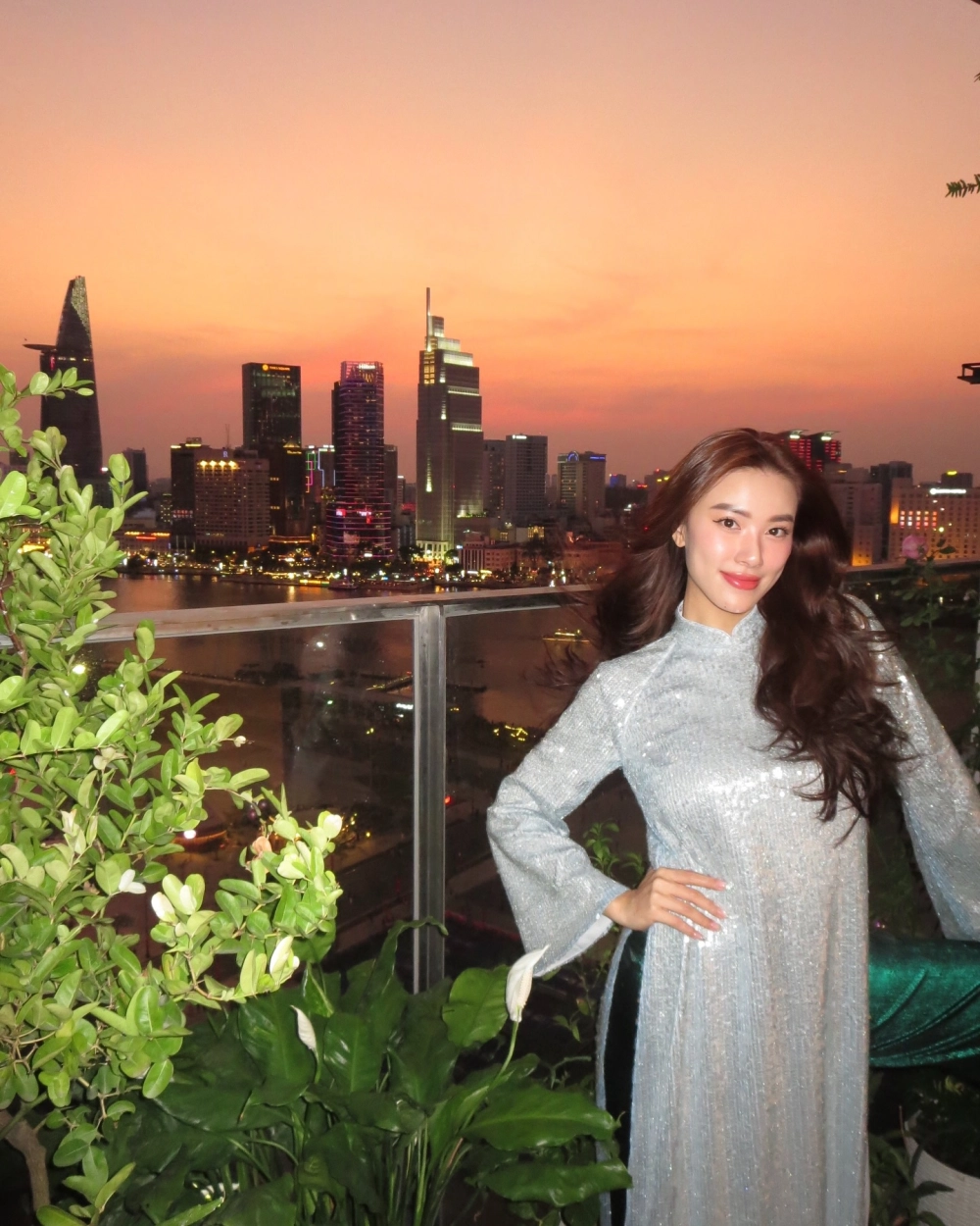 Kim duyên nói tiếng anh lưu loát chinh phục khán giả quốc tế tại Miss Universe