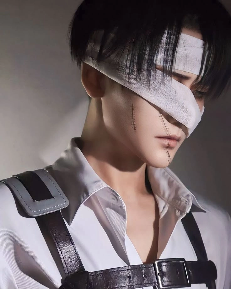 Levi cosplay khi phong cách quân sự trở thành biểu tượng