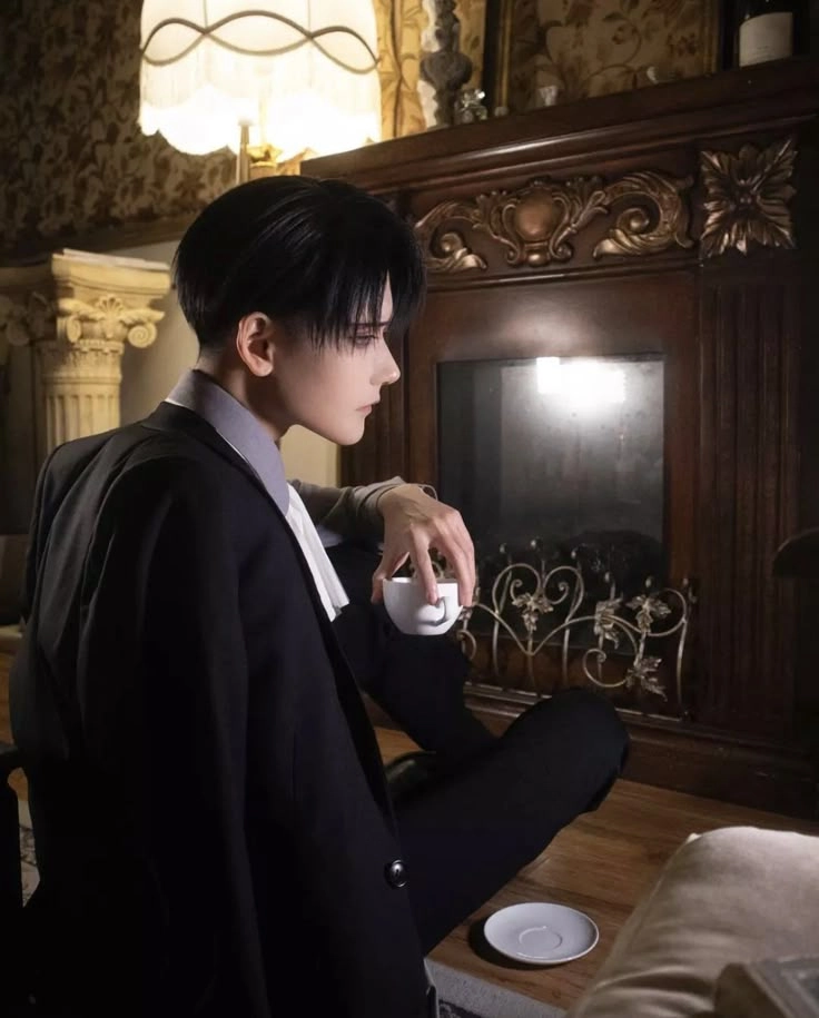 Cosplay Levi Ackerman tái hiện thần thái lạnh lùng hoàn hảo