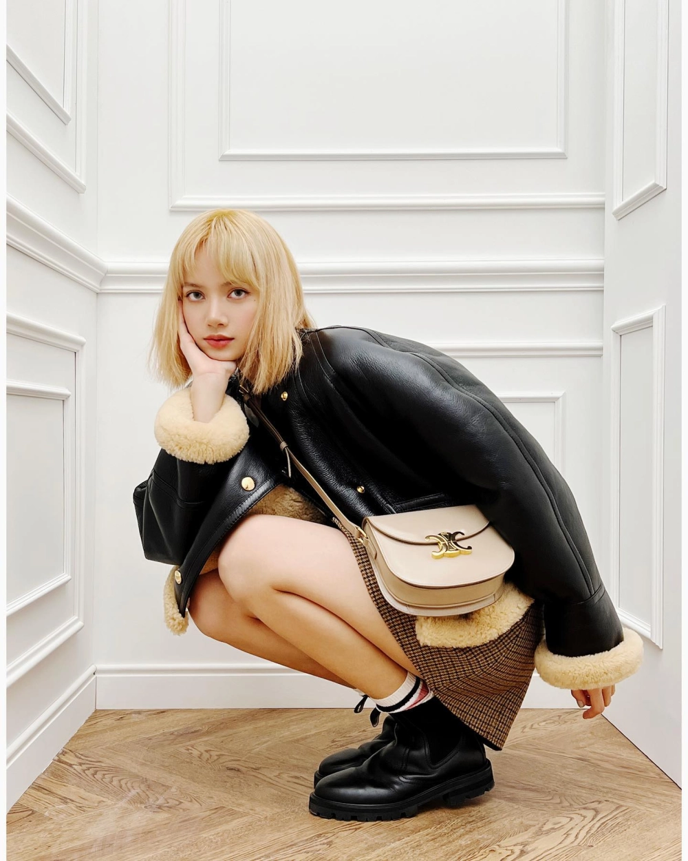 Blackpink lisa lalisa xuất hiện lộng lẫy trong loạt ảnh quảng bá sản phẩm