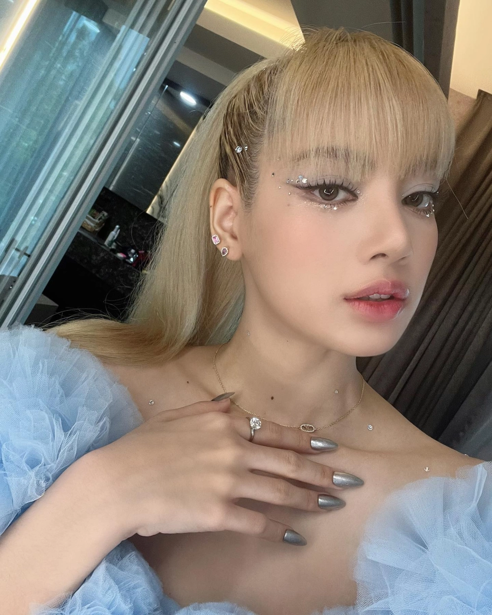 Black pink lalisa manoban khoe vẻ đẹp sang chảnh và thần thái cuốn hút