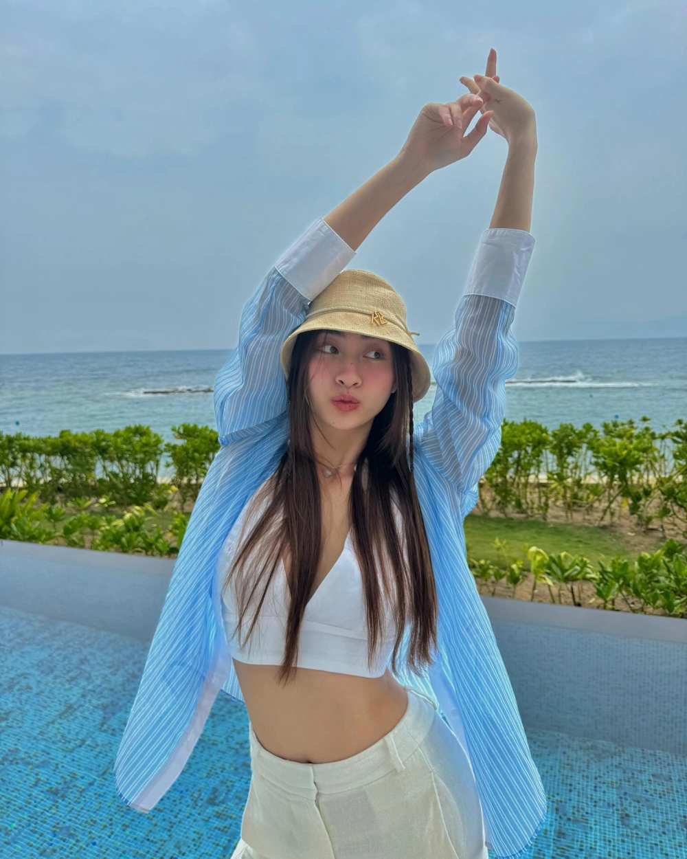 Lương Thùy Linh áo tắm tự tin khoe đường cong quyến rũ trên sân khấu