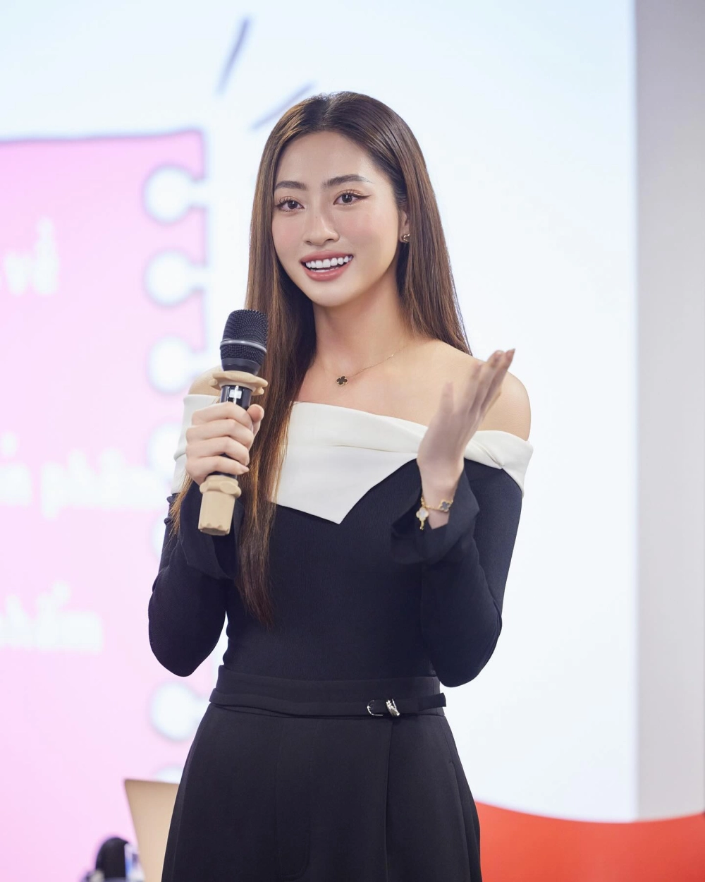 Hoa hậu 2019 Lương Thùy Linh đẹp xuất sắc trong bộ váy dạ hội ánh kim
