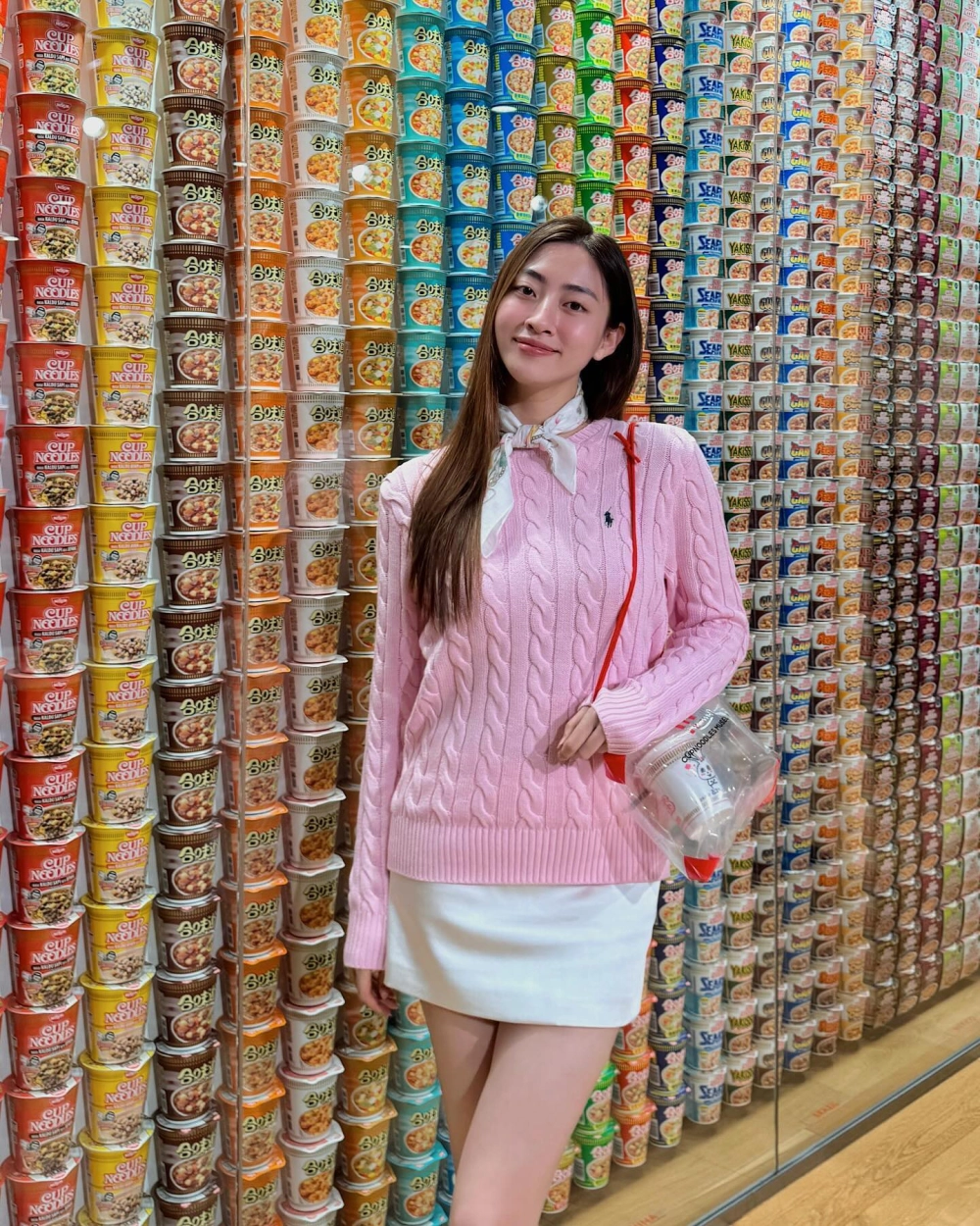 Hoa hậu Nguyễn Thùy Linh trẻ trung năng động với phong cách hiện đại