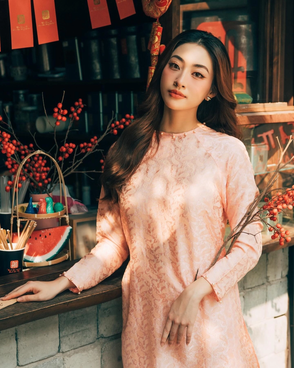Hoa hậu Thuỳ Linh khoe nét đẹp tinh khôi và phong cách thanh lịch