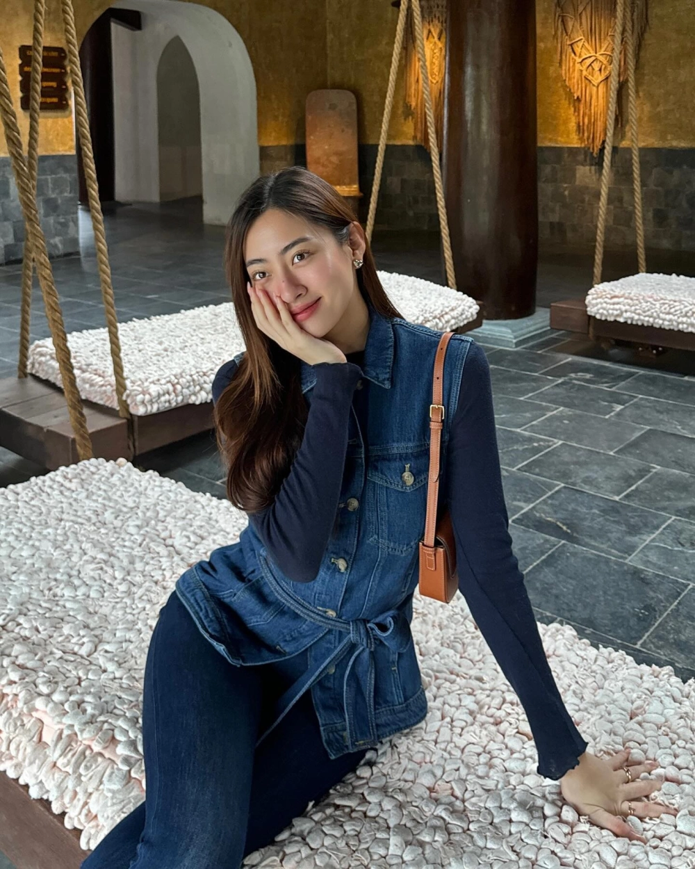 Lương Thùy Linh áo dài duyên dáng nổi bật trong thiết kế truyền thống