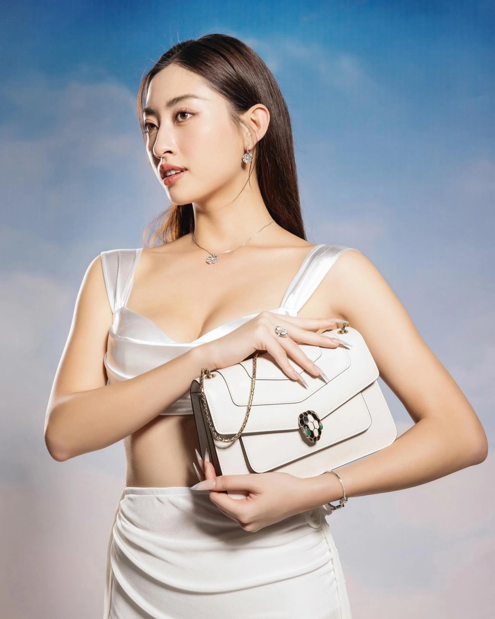 Lương Thùy Linh khoe nhan sắc rạng rỡ đầy tự tin cuốn hút