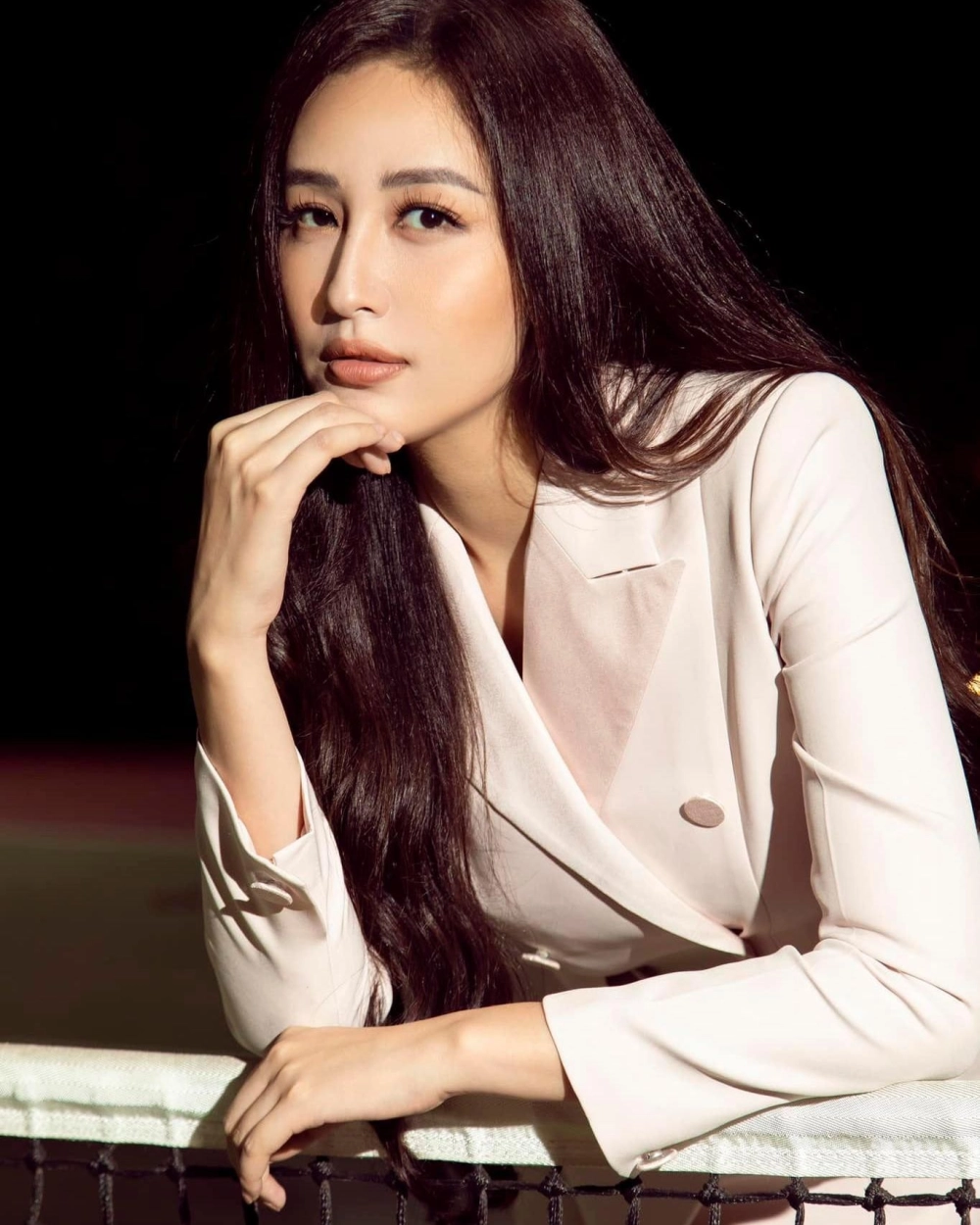 Hình ảnh người mẫu Mai Phương Thúy sải bước trên sàn catwalk danh giá