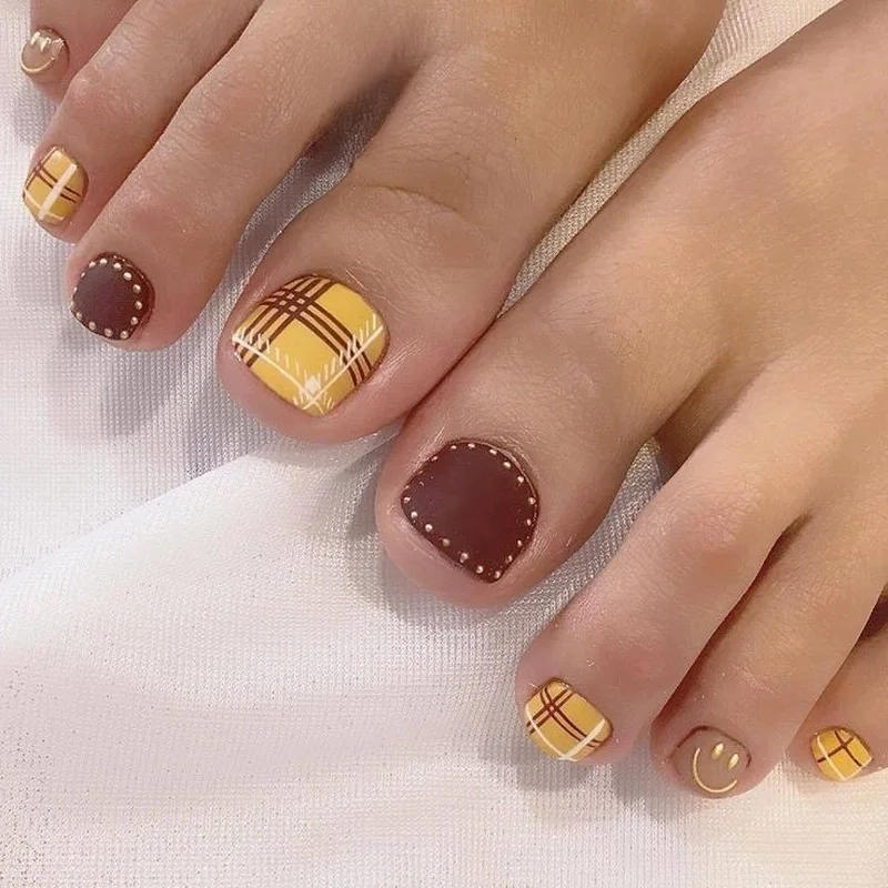 Mẫu móng chân kẻ đơn giản nhẹ nhàng nhưng vẫn cuốn hút