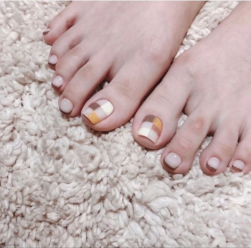 Mẫu móng chân kẻ đẹp giúp nàng tự tin với đôi chân xinh