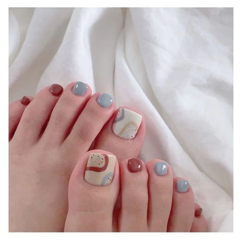 Mẫu nail kẻ chân mang lại vẻ đẹp độc đáo
