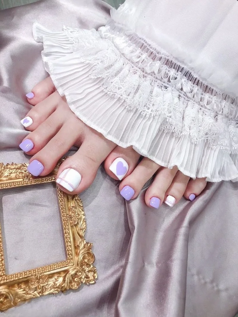 Móng chân đẹp màu tím giúp nàng có đôi chân quyến rũ hơn