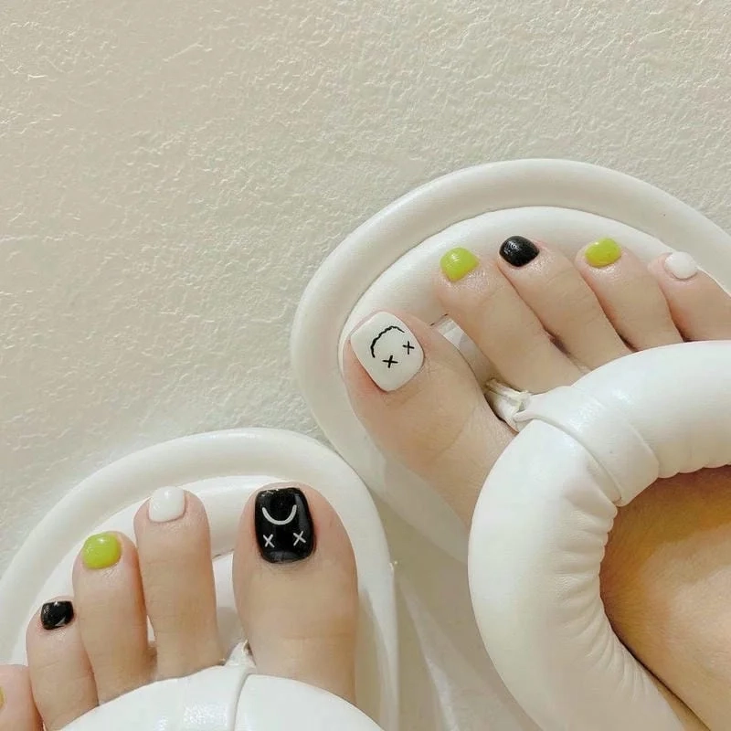Nail chân móng ngắn giúp nàng tự tin khoe đôi chân xinh