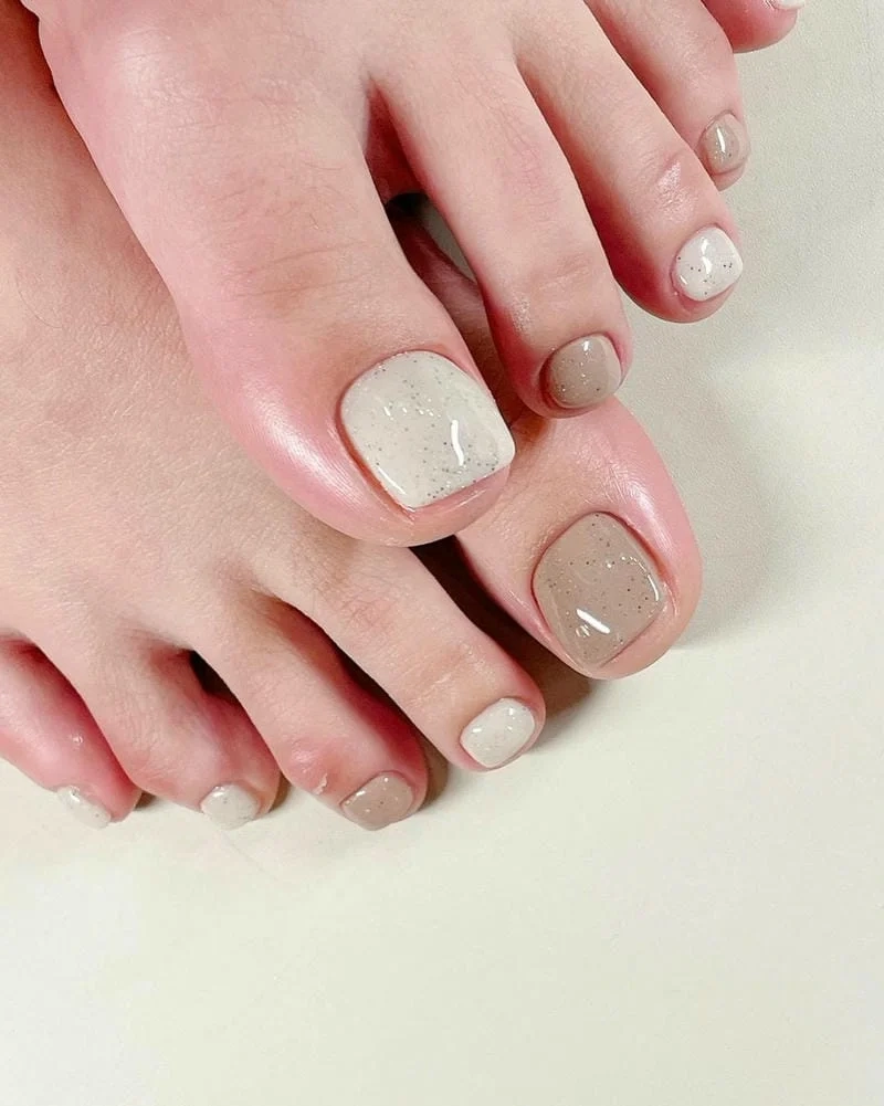 Màu sơn gel chân đơn giản phù hợp với mọi phong cách
