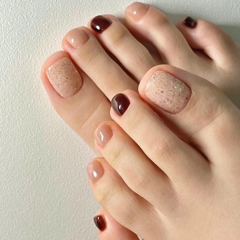 Màu sơn gel móng chân giúp nàng có bộ móng sang trọng hơn