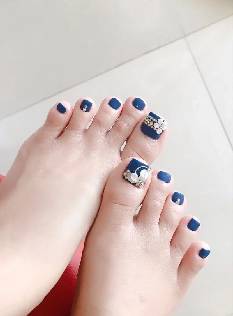 Móng chân đẹp màu xanh dương giúp nàng nổi bật hơn trong mọi dịp