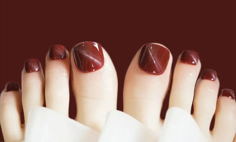 Các mẫu móng chân màu đỏ giúp nàng có thêm nhiều sự lựa chọn
