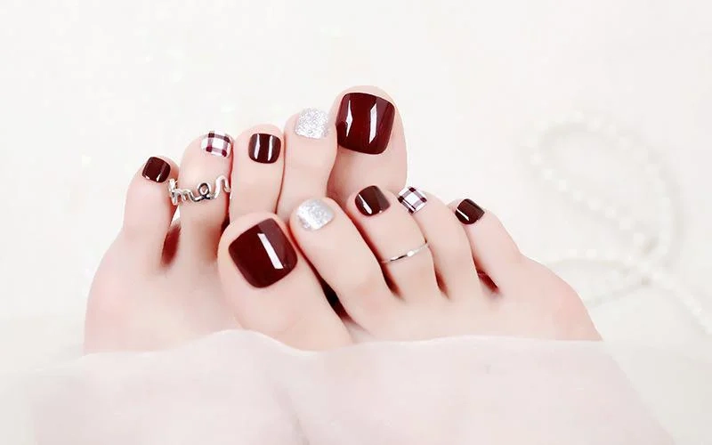 Mẫu móng chân màu đỏ đô đẹp phù hợp với mọi phong cách