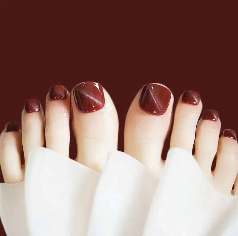 Mẫu móng chân đẹp màu đỏ mận giúp nàng thêm phần quyến rũ