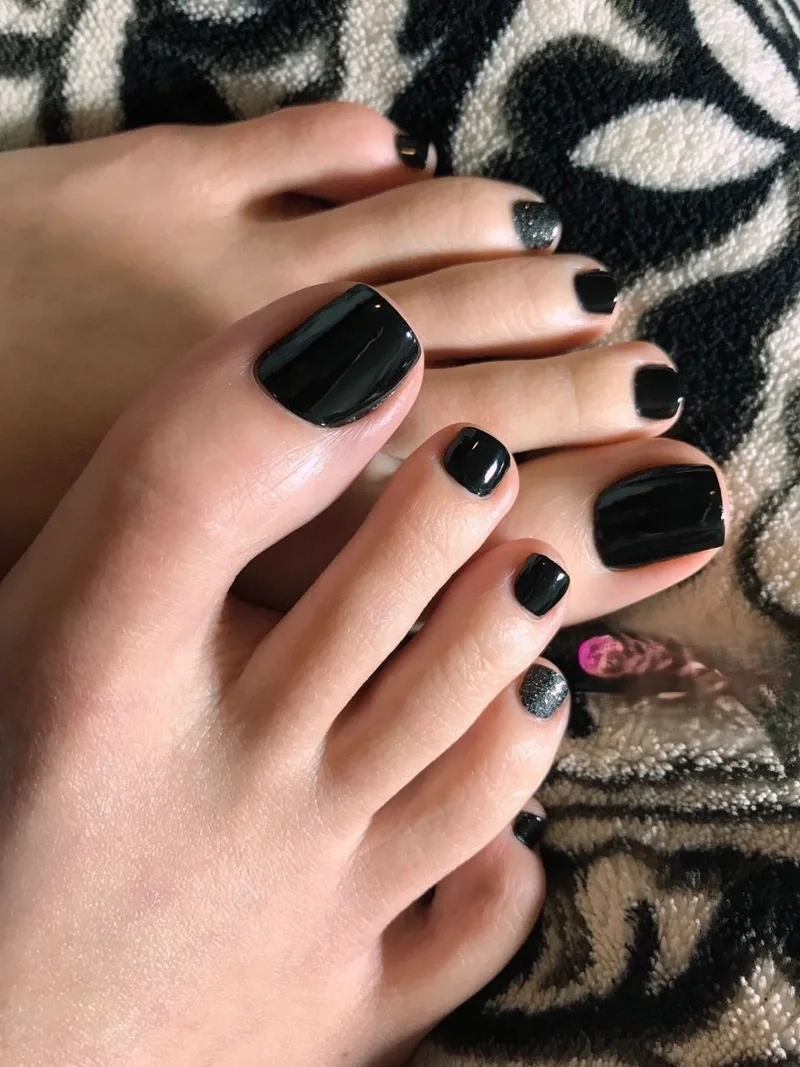 Mẫu nail chân màu đen phù hợp với nàng yêu thích sự tối giản