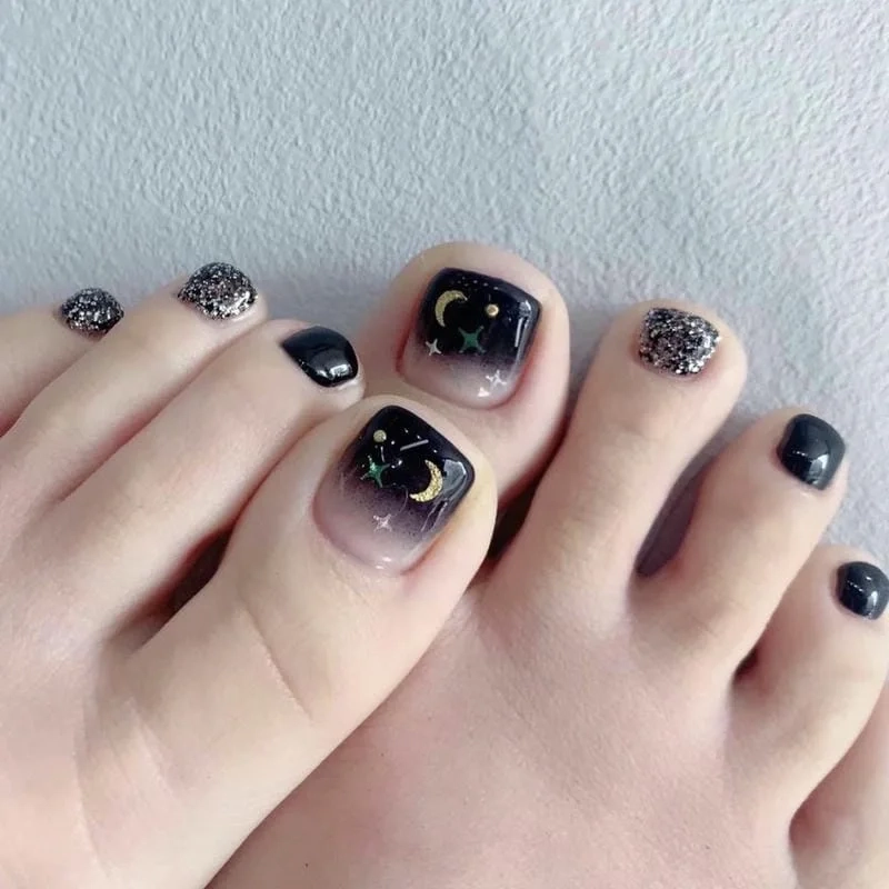 Nail chân màu đen đính đá mang lại vẻ đẹp cá tính