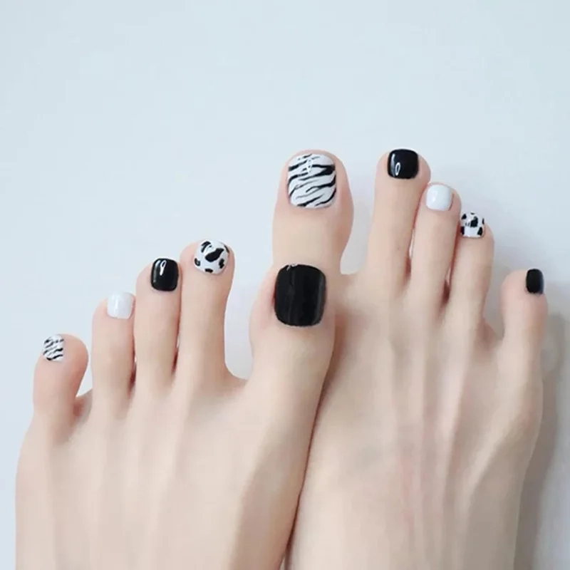 Mẫu nail chân trắng đen giúp đôi chân thêm phần tinh tế