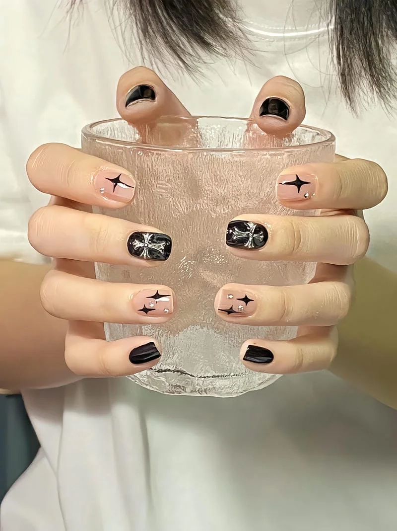 Nail xinh đen mang lại vẻ đẹp cá tính và nổi bật