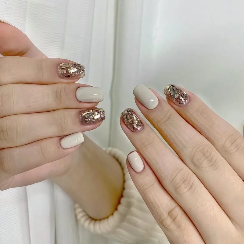 Móng tay ngắn xinh phù hợp với phong cách thanh lịch