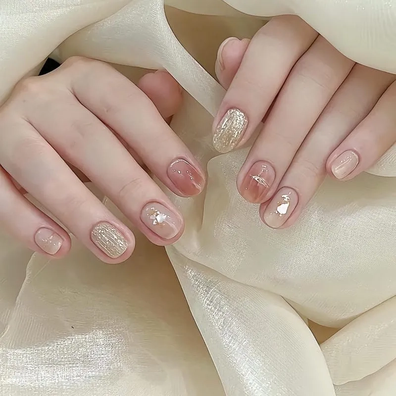 Mẫu móng ngắn xinh đơn giản nhưng không kém phần sang trọng
