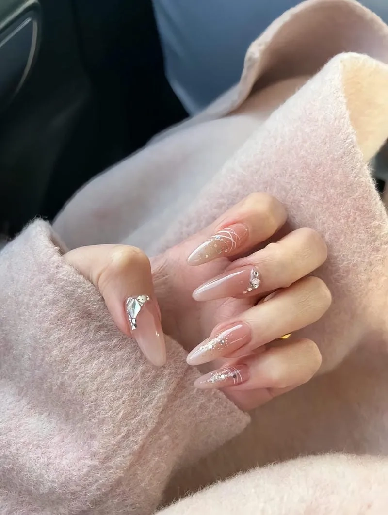 Mẫu nail móng nhọn đẹp giúp đôi tay thêm phần cuốn hút