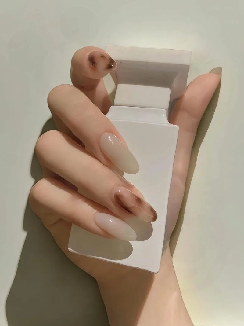 Mẫu nail nhọn đơn giản nhưng đầy tinh tế và thanh lịch