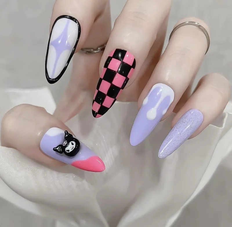 Nail dài nhọn giúp đôi tay trông thanh thoát hơn