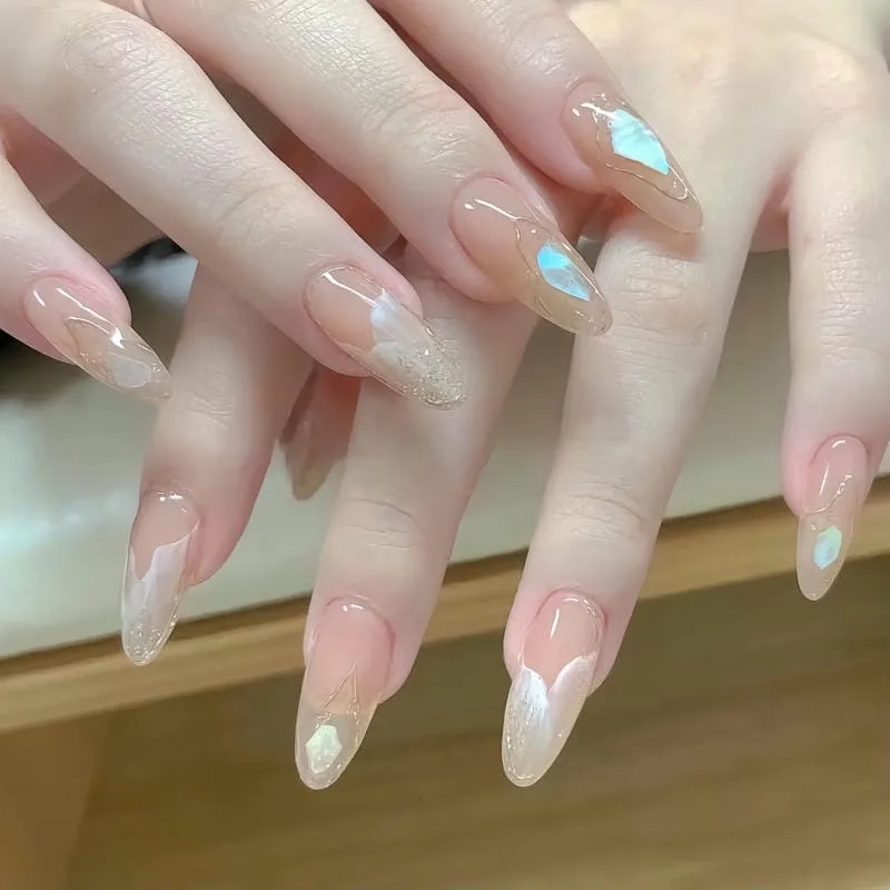 Nail móng dài nhọn sang chảnh, phù hợp với mọi phong cách