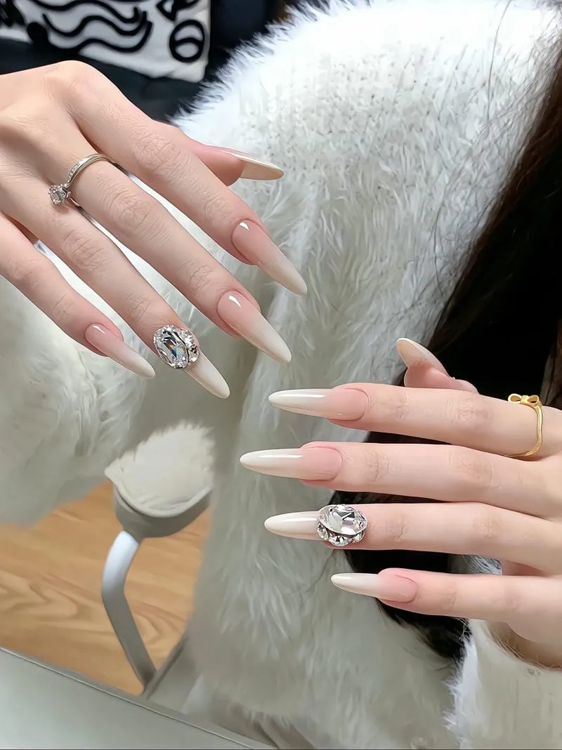 Các mẫu móng nhọn đang là xu hướng hot nhất