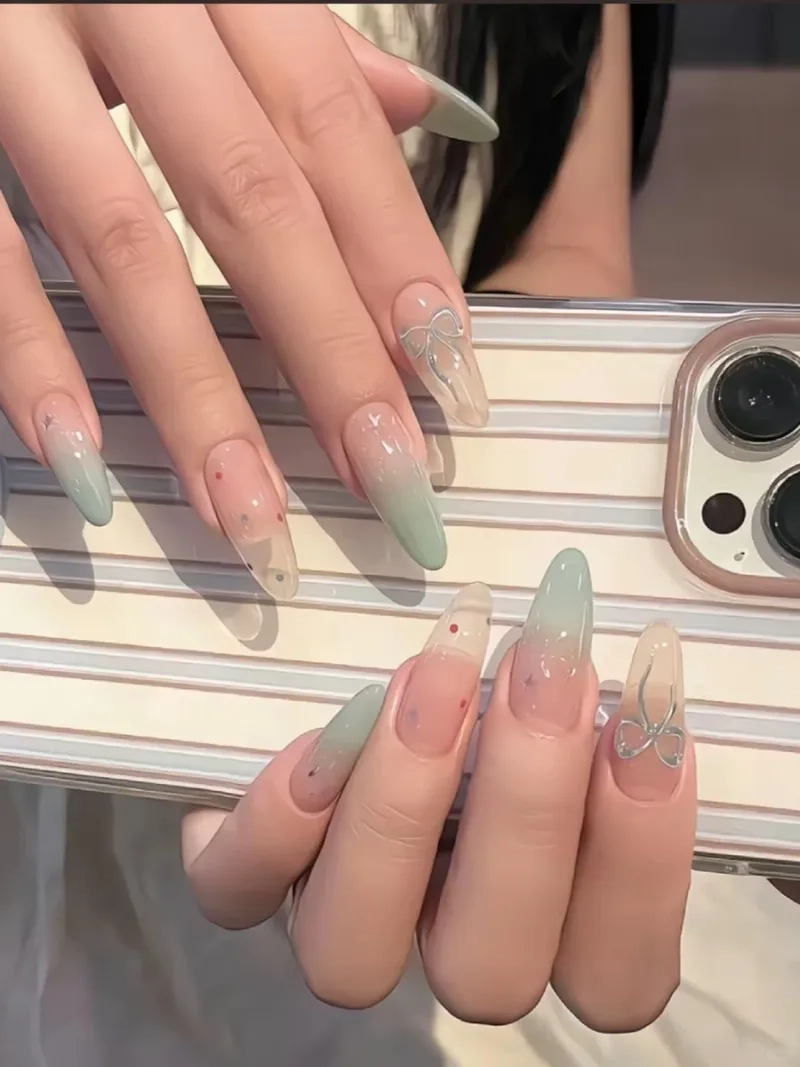 Làm nail móng nhọn cực kỳ sang trọng và quý phái