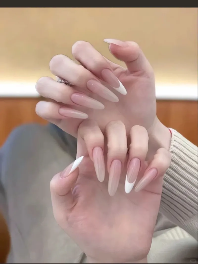 Móng nhọn cô dâu nhẹ nhàng nhưng vẫn cực kỳ nổi bật