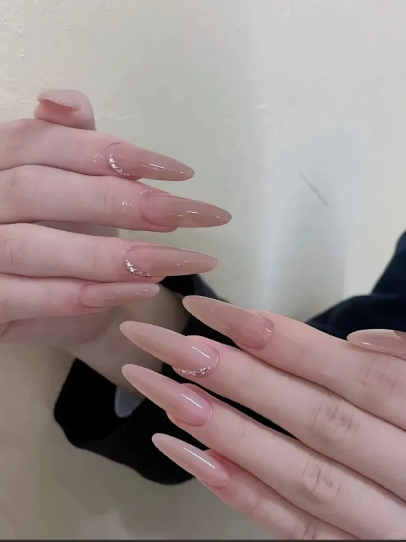 Móng nhọn tròn đơn giản nhưng vẫn đầy tinh tế