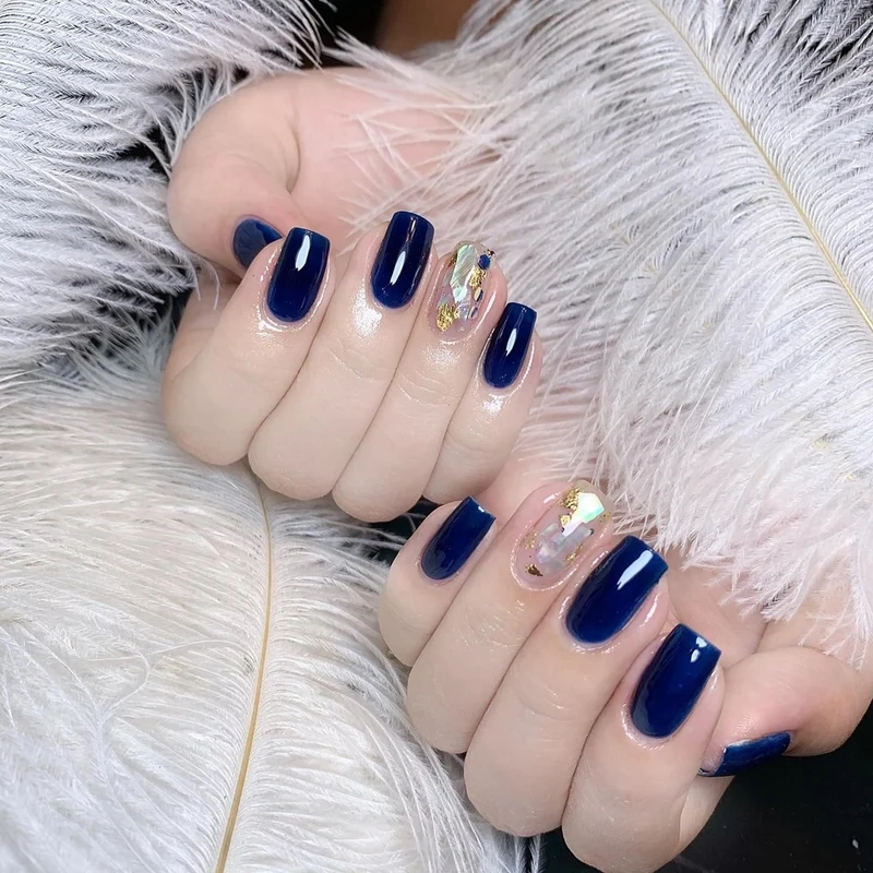 Mẫu nail đơn giản sang trọng màu xanh mang lại vẻ thanh lịch
