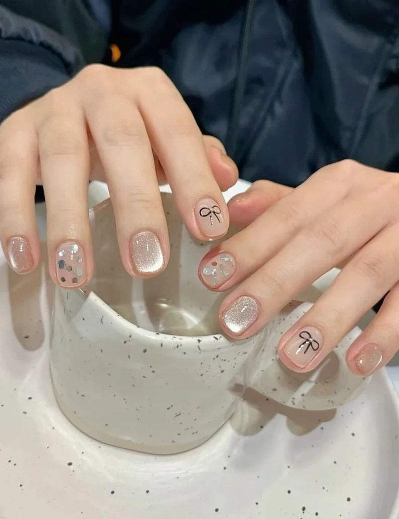 Mẫu nail ngắn sang chảnh đơn giản nhưng đầy tinh tế