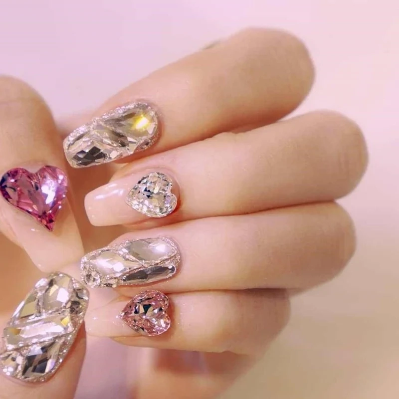 Mẫu nail đính đá sang chảnh giúp đôi tay thêm phần lấp lánh