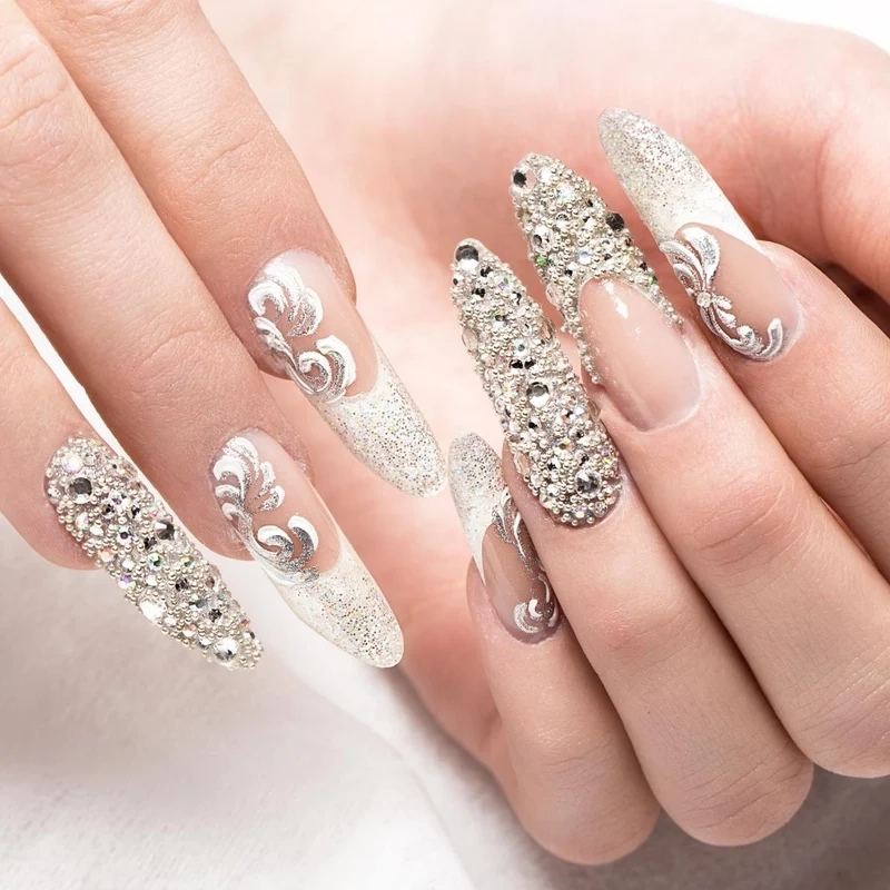 Nail đính đá sang chảnh dành cho nàng yêu thích sự nổi bật